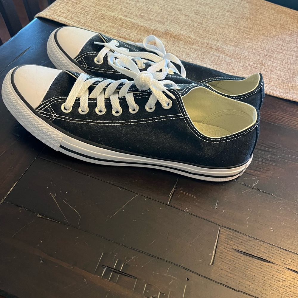 Men’s size 9 Converse Sneakers